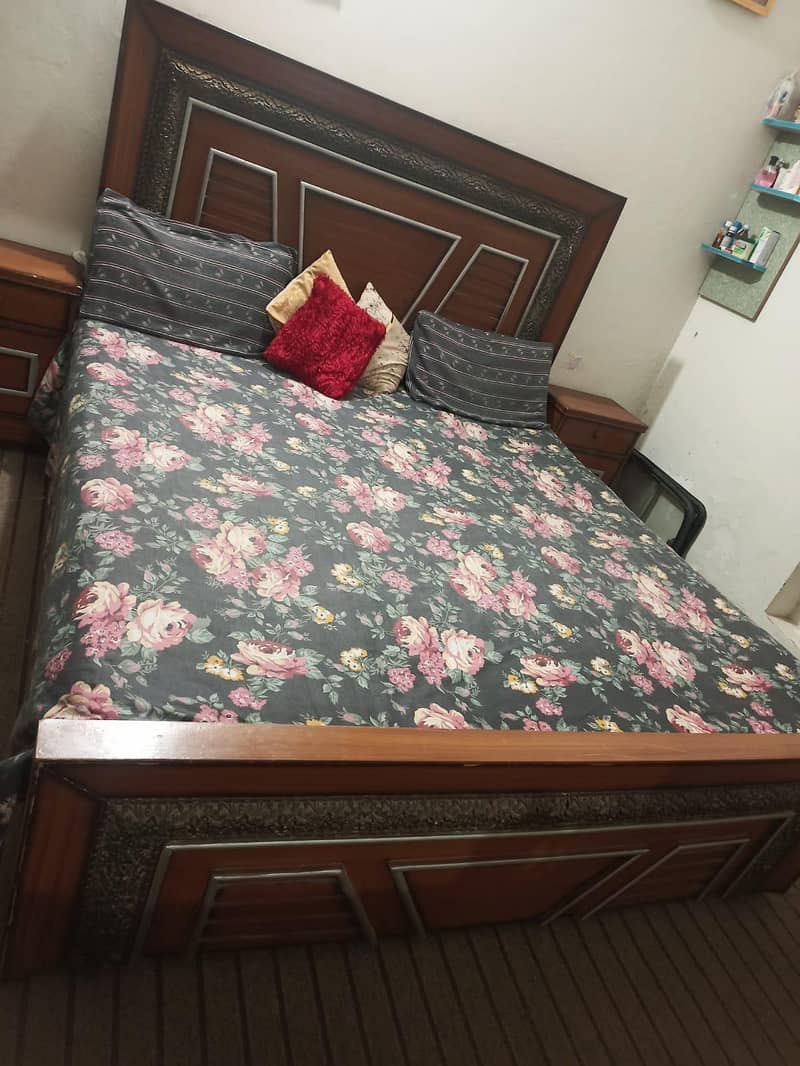 Bed with 2x side table 1