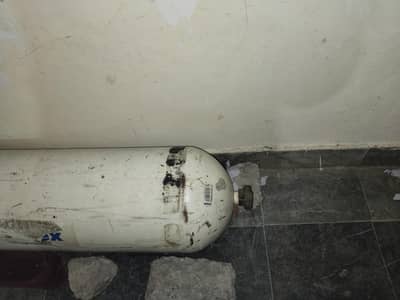 Gas cylinder and kit