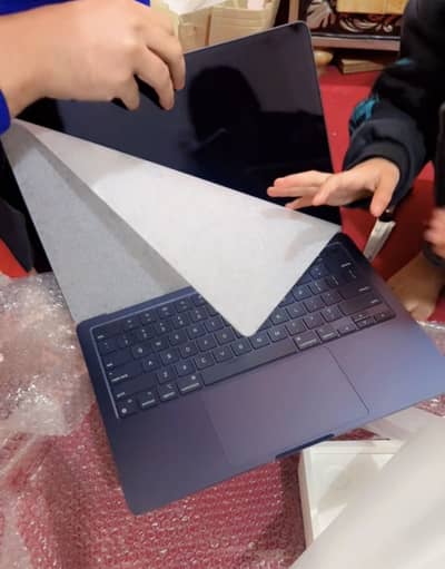 MacBook Air M2 – 16GB RAM / 256GB SSD – Excellent Condition