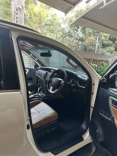 TOYOTA FORTUNER V-Petrol