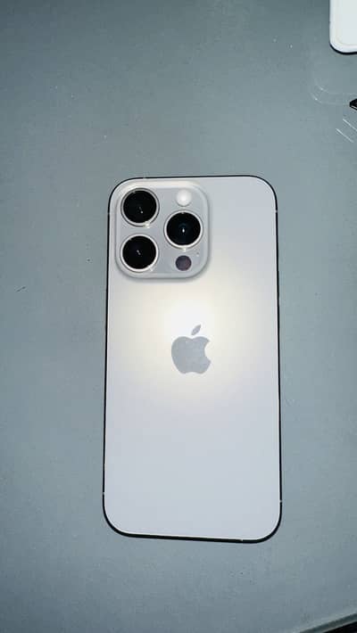 iPhone 15 Pro (Natural Titanium)