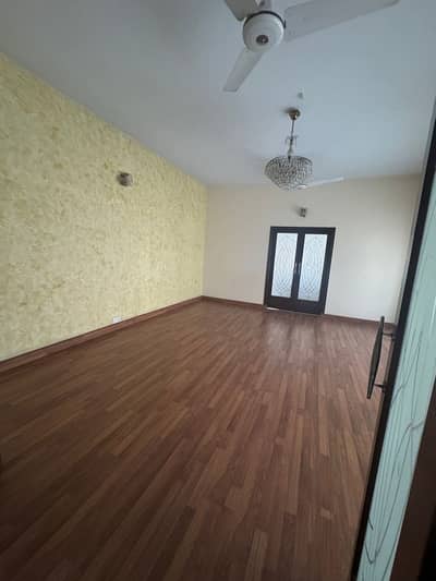 Defence 1000 Yards Upper Portion For Rent