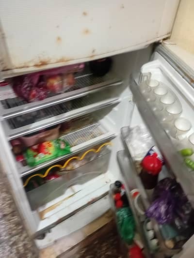 Dawlance. refrigerator Medium size  Medium Size  100% working
