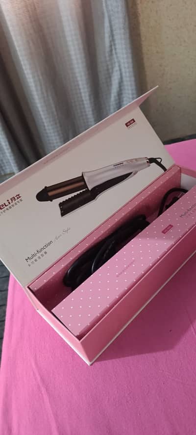 6300 hair straightner only 3 weeks use hua hai bilkul new condition me