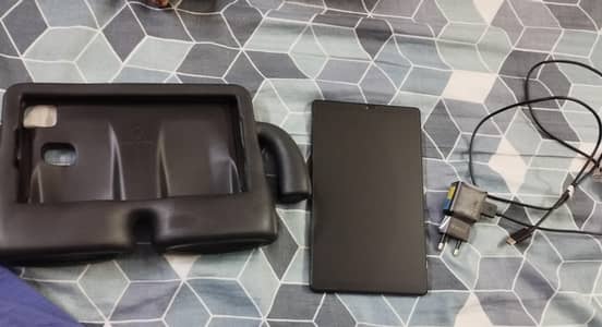 SAMSUNG A7 with new back cover and charger.