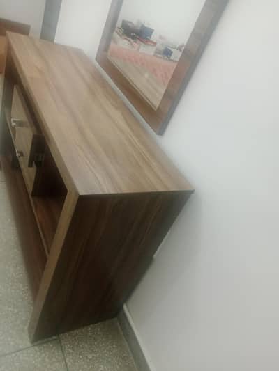 Interwood company dresser with mirror in excellent condition