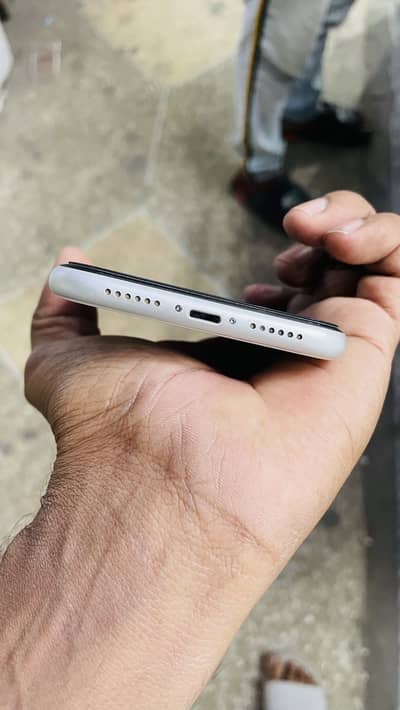 iphone xr 64gb 10’10 hai all ok hai battery 87 hai