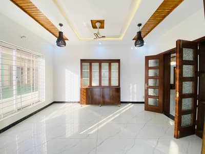 (Golden Opportunity This Portion) 1 Kanal Beautiful UPPER PORTION FOR RENT,. 4 Bedroom, Gas Available & water Boring This House Reasonable Price This Portion