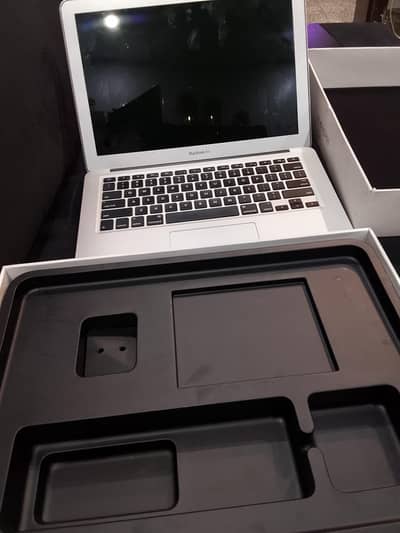 MacBook Air 2017 13-inch (8GB RAM / 128GB SSD) – Original Box