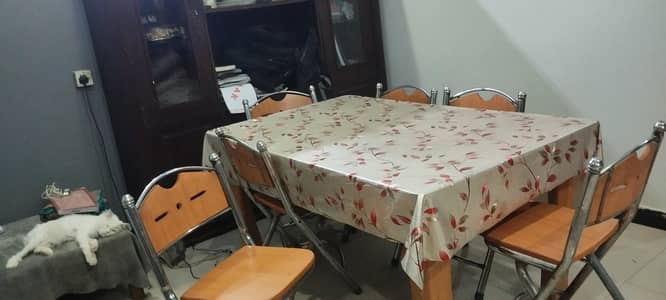 selling a dining table set with chairs condition was 7/10