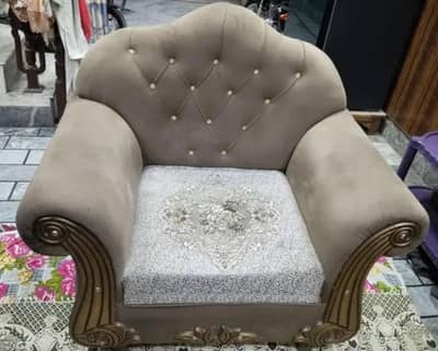 sofa 1 seater sofa hai all ok hai condition 10 by 10 hai all ok hai