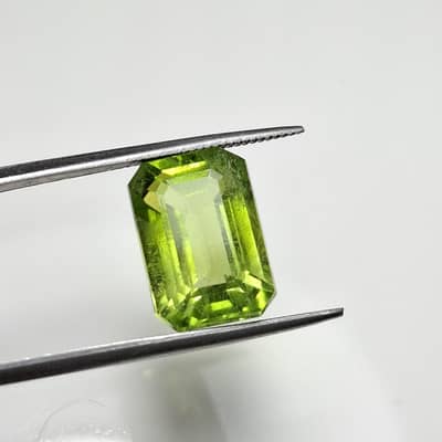 Natural Peridot stone 10crt plus