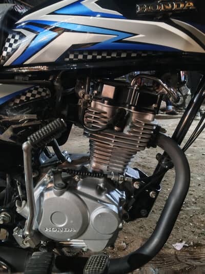 Honda 125 model 2025 color black condetion 10/10