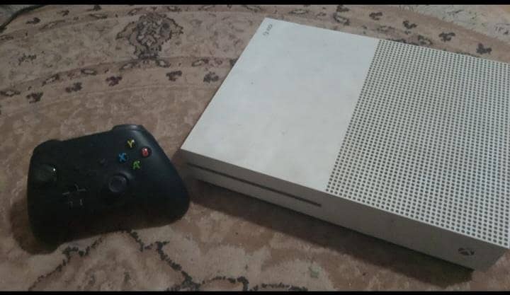 Xbox one s with controller 1