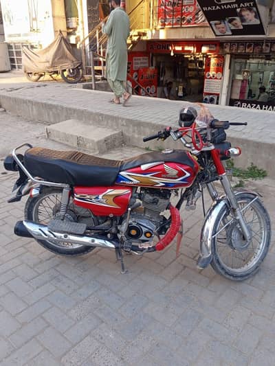 Honda 125 bhtreen condition men a Lahore number