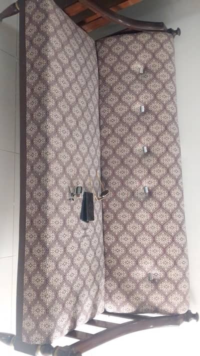 Comfortable Sofa Set with table for Sale – Good Condition