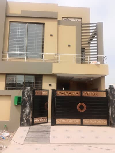 Solid Facing Park 5 Marla House for sale