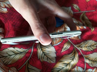 2 ram aur 16gb all okHy bas panel tota hy aur konar pr 2 black dot hy