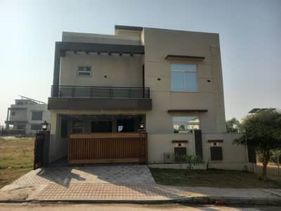 6 MARLA BEAUTIFUL HOUSE WITH 6 MARLA SIDE LAWN