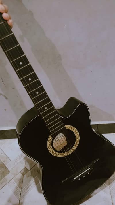 GUITAR  FOR SELL, SCRACTH LESS, USED ONLY FOR 3 MONTHS