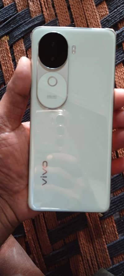vivo v 40 e condition 10 by 10 box and charger Sath hai  scratchless