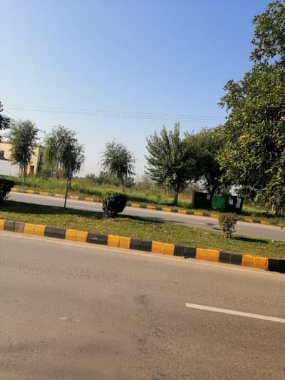 E-7 CORNER POLT (1.5) KANAL FOR SALE EXCELLANT LOCATION