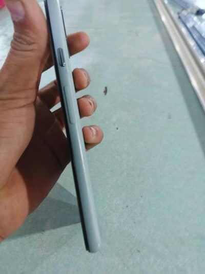 Google pixel 5 one hand use koi masla nhi ha box sath ha