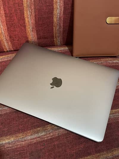 Macbook Air M1 2020 (you won’t find a better condition)