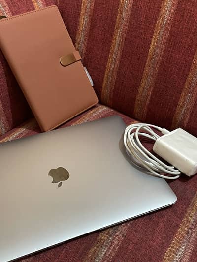 Macbook Air M1 2020 (you won’t find a better condition)