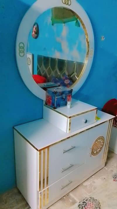 furniture all completely saman he bilkul new Hy bht km use hua he