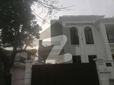 700 Square Yards House In F-7 Is Available For Rent