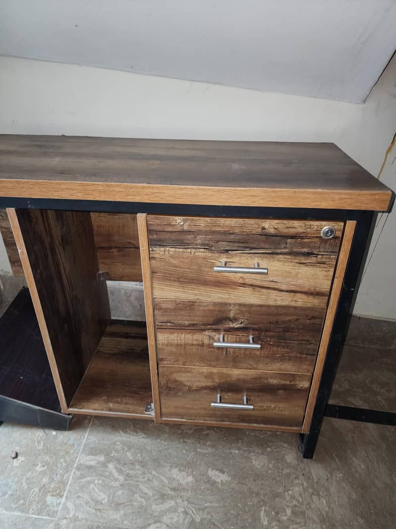 Office table with side table 1