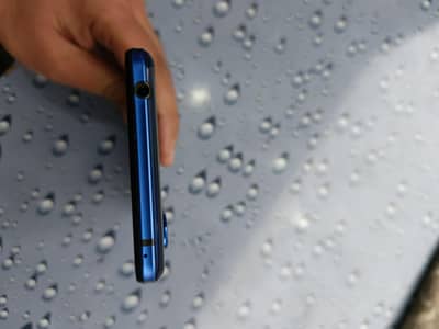 Aquos R5 mobile non-Pta display ma chota dot ha