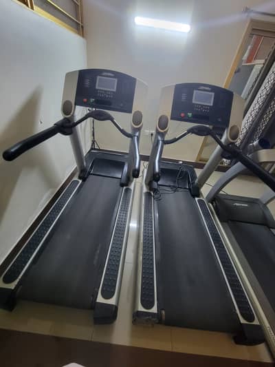 Urgent sale Life Fitness Commercial Treadmill (Heavy Duty Gym Machine)