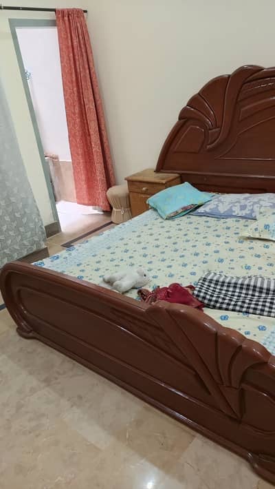 Double bed with side table without metres