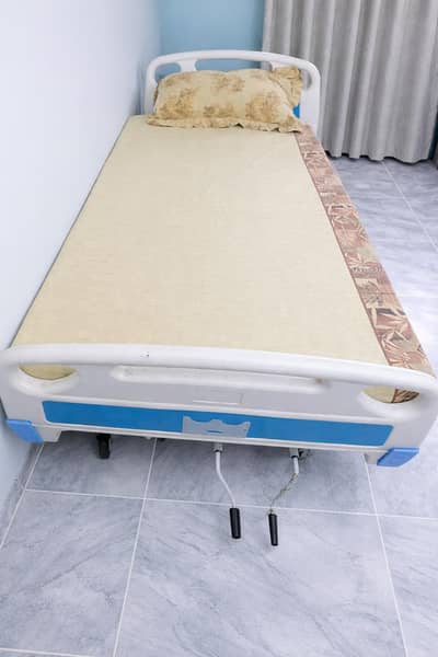 HOSPITAL / PATIENT BED