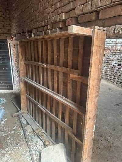 lakri ka bna howa hy