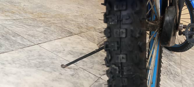 bhot achi cycle ha urgent sale koi scratch nahi ha aik side ki brakeno