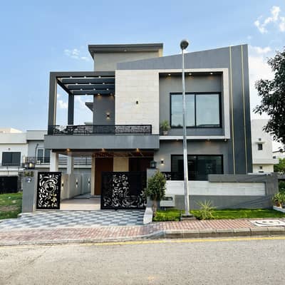10 Marla Designer House Available For Sale