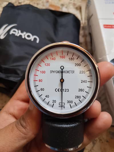 Sphygmomanometer with stethoscope