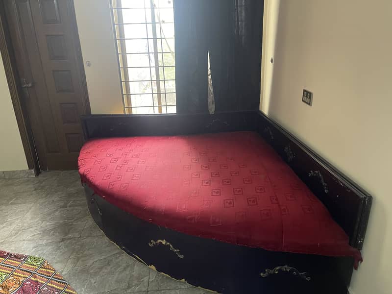 Round bed 1