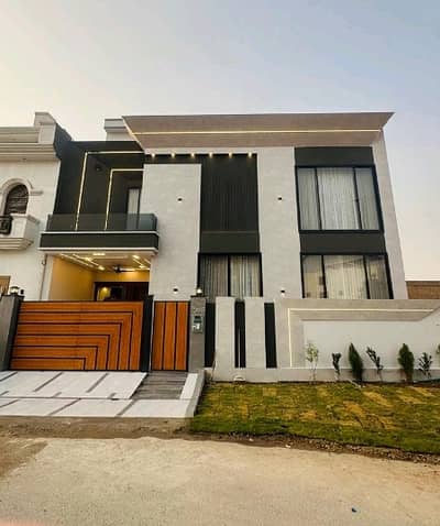 Corner 8 Marla House available for sale in Citi Housing Society if you hurry