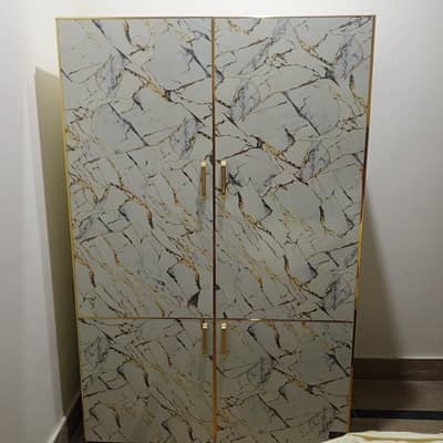 Full size Wardrobe sale k Liye available hai