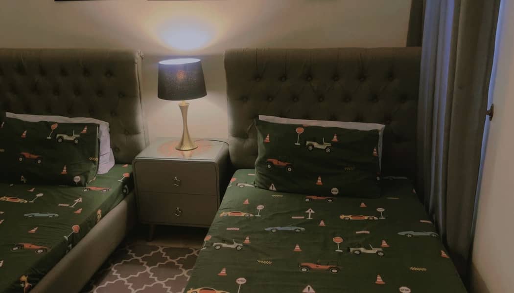 2 single beds with table 0