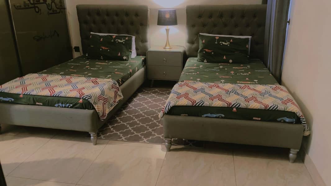 2 single beds with table 1