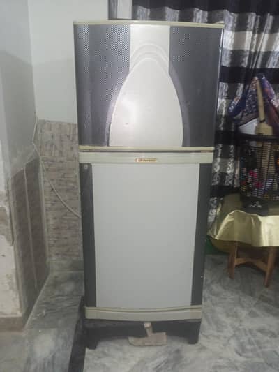 dowlance fridge larg size in perfect working condition