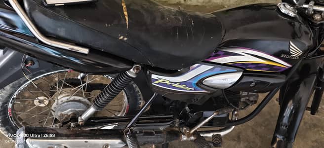 Honda pridor 100cc بہت کم قیمت پر فروخت کر رہا ہوں پیسوں کی ضرورت ہے