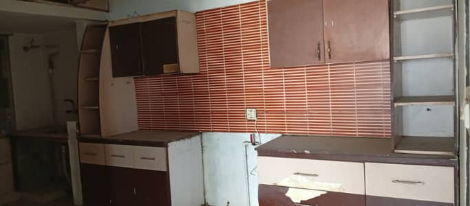 4BDD 2200 SQFT CORNER GOOD CONDITION. . .