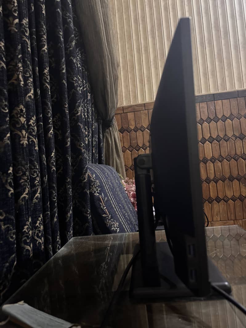 Flat Screen (Dell) 3