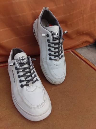 “Men’s White Sneakers Size 6.5 – Excellent Condition | Stylish & Comfo